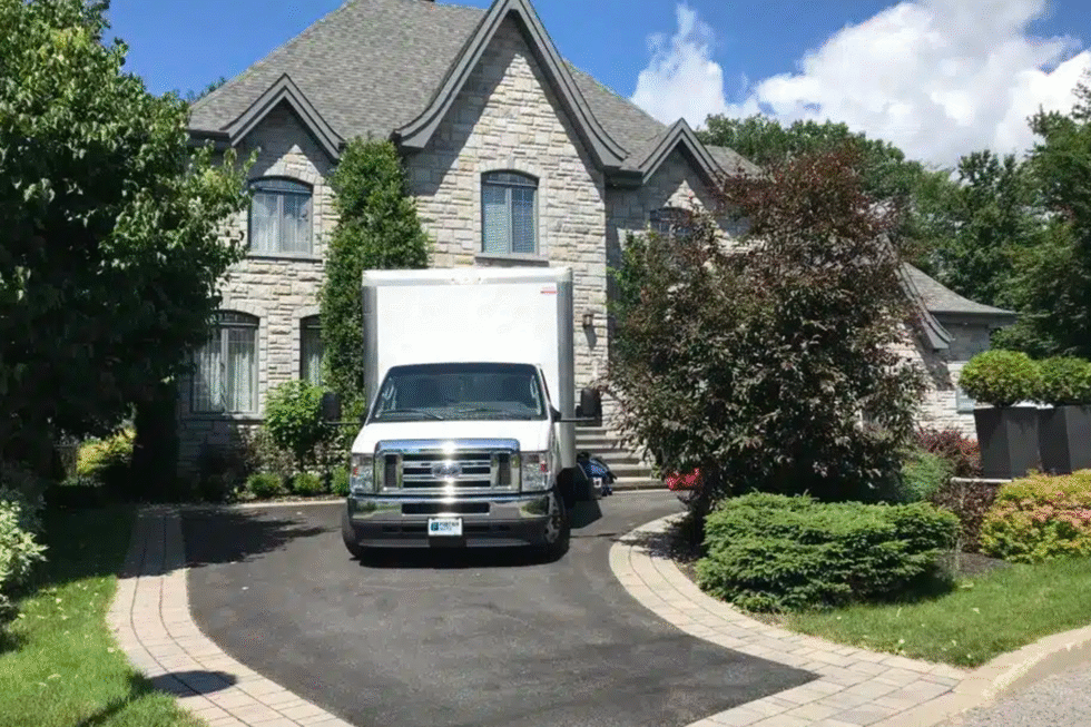Le camion de transport et de déménagement devant une résidence pour un déménagement résidentiel.