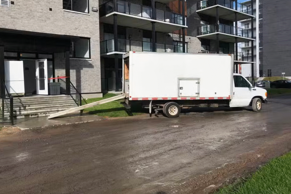 Notre camion de déménagement devant les nouveaux immeubles lors d'un aménagement.