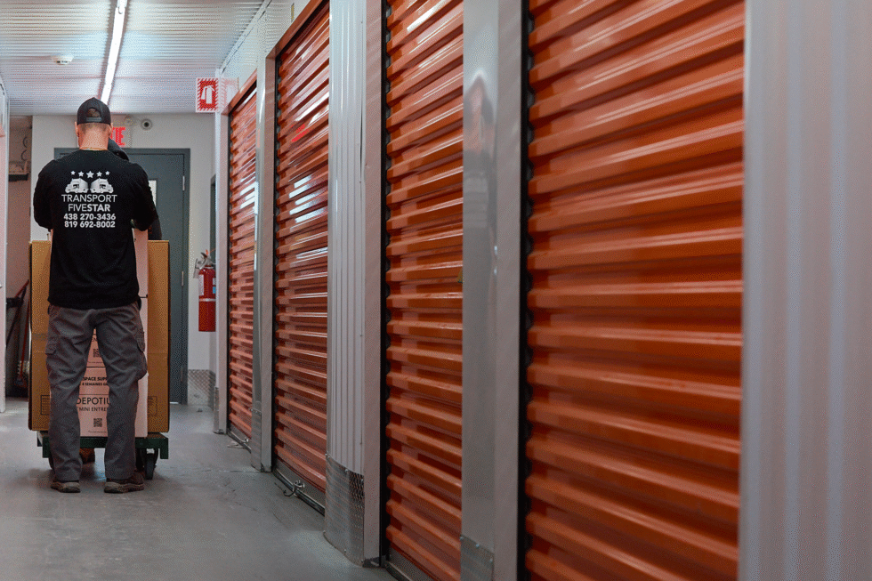 Un entrepôt où il est possible de stocker toutes sortes d'affaires, selon les besoin des clients.