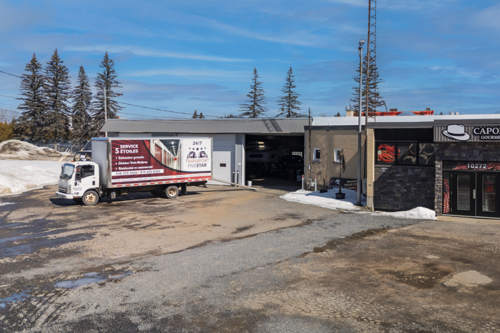 La camion de déménagement de Transport Five Star devant un entrepôt de Trois-Rivières.