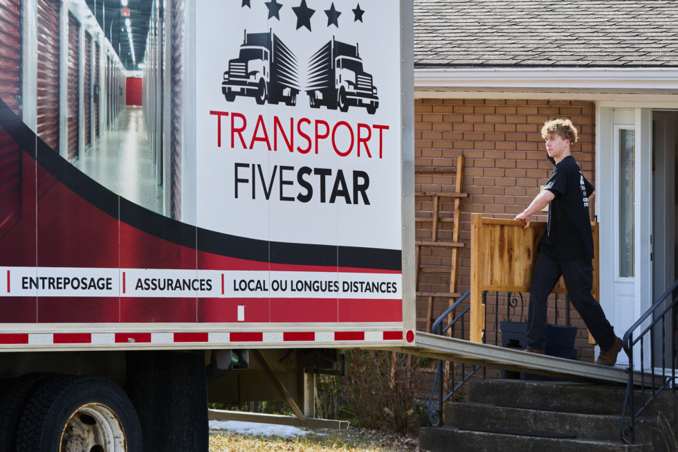 Un de nos déménageurs sur la passerelle du camion de déménagement avec une tête de lit.