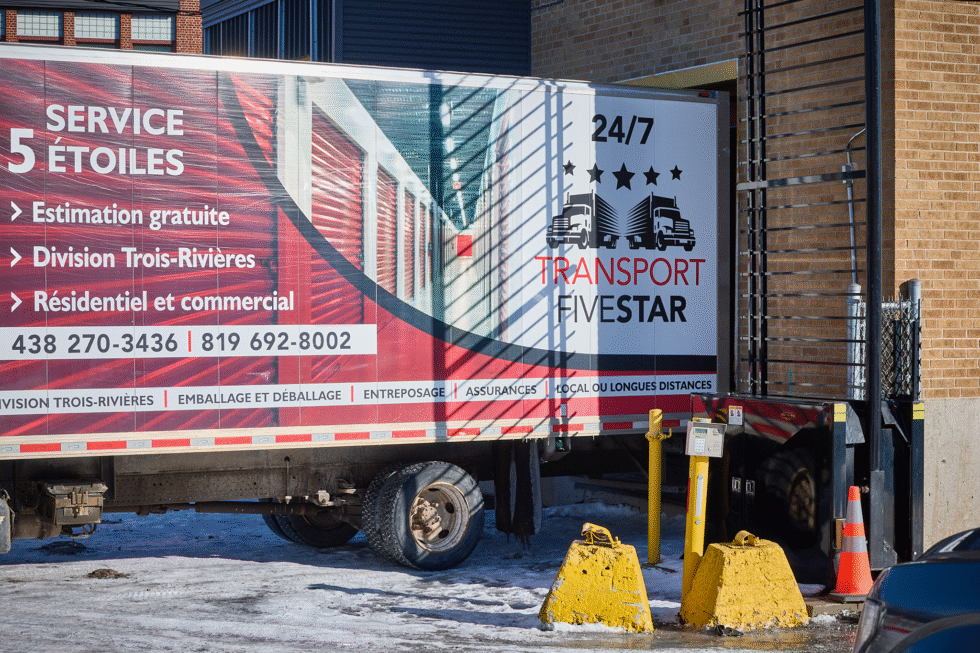 Notre camion de déménagement devant un entrepôt.