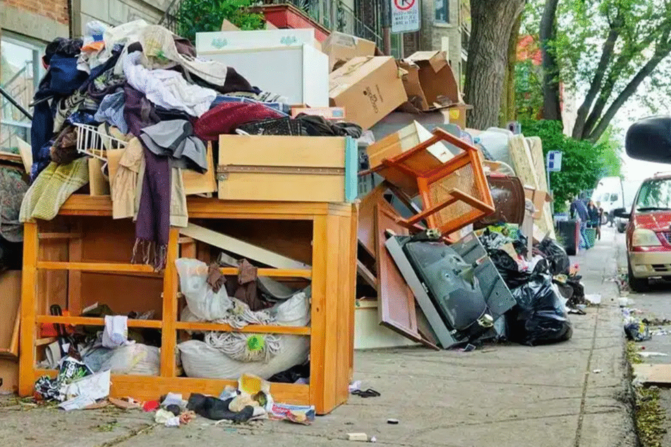 Une photographie des encombrants dans les rue de Montréal.