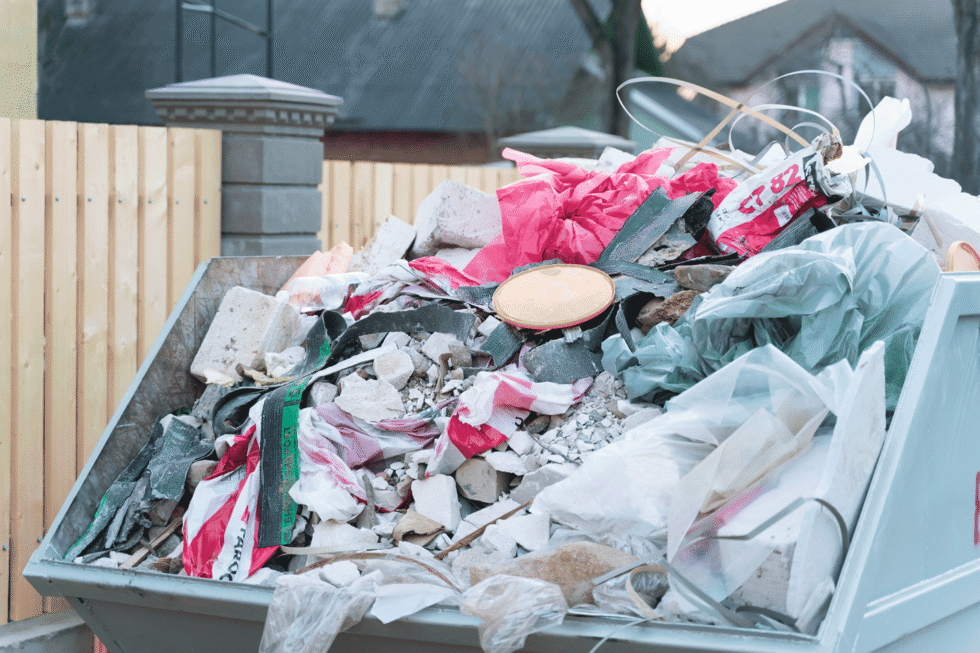 Une benne qui contient des encombrants avant que Transport Five Star viennent s'en charger.