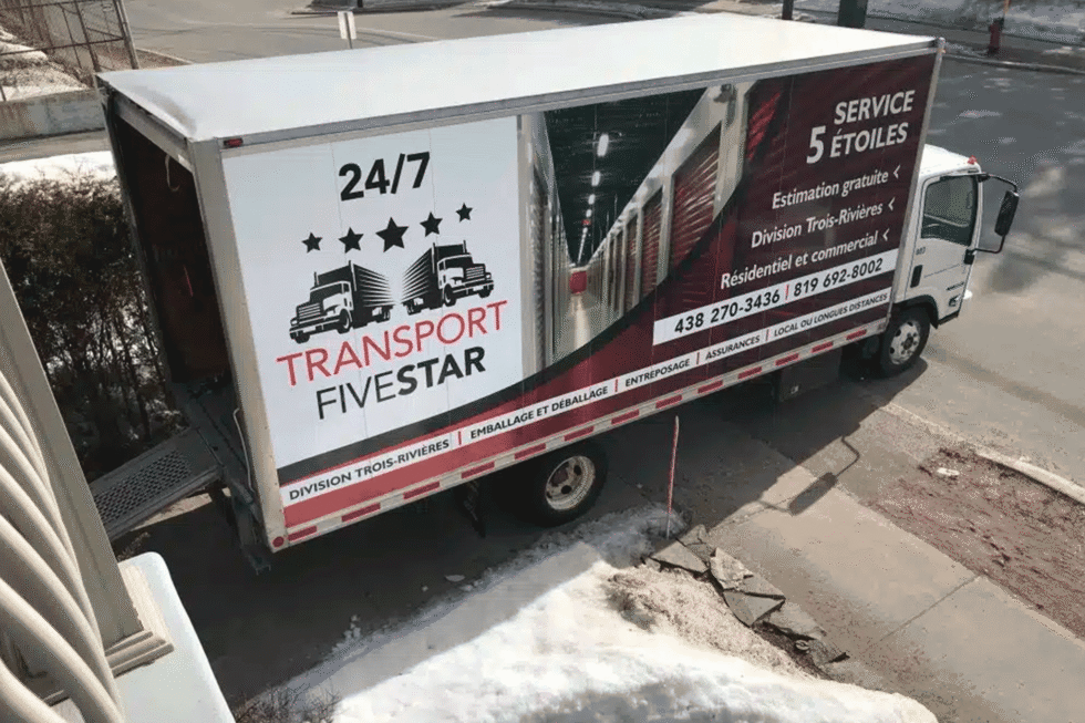 Camion de déménagement et de transport. Transport Five Star, garé devant un immeuble, dans une rue de trois-Rivières